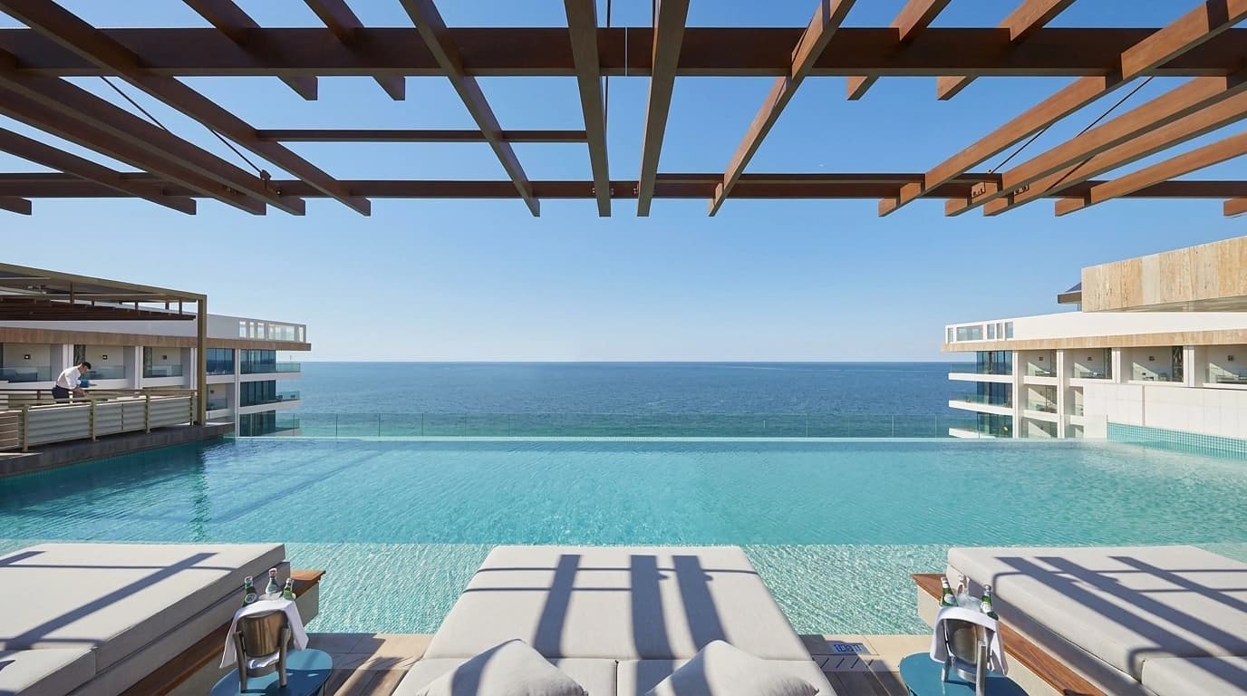 Отдых у моря: выгодные staycation‑предложения и ресторанные акции Mandarin Oriental Jumeira